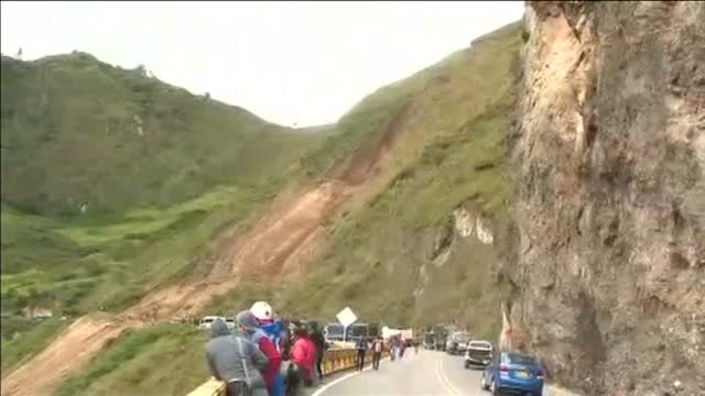 Trece muertos, entre ellos, un recién nacido, tras quedar sepultado bajo tierra el autocar en el que viajaban en Colombia