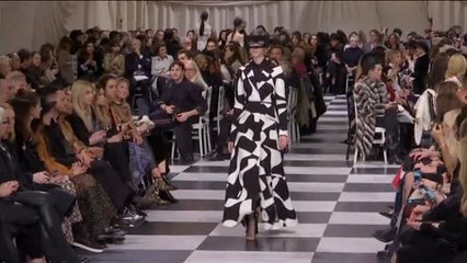 Dior presenta en París un tablero de ajedrez surrealista