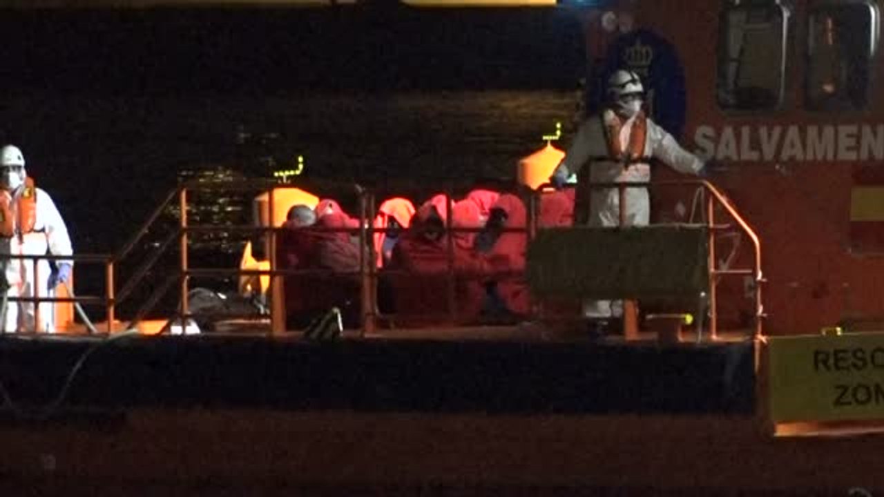 Salvamento Marítimo rescata a 71 personas de origen subsahariano que viajaban en dos pateras en el mar de Alborán