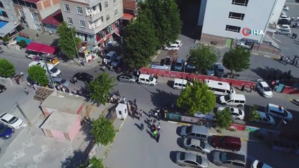 18 bin 450 seçmenin oy kullanacağı okuldaki yoğunluk havadan görüntülendi