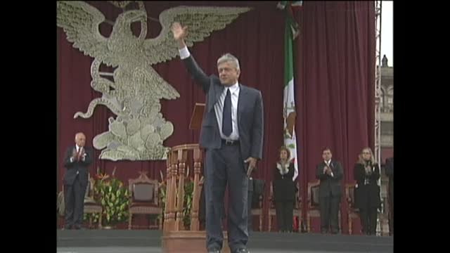 Un muñeco inflable de López Obrador triunfa en las calles de México