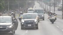 El 'papamóvil' sufre un pinchazo en plena autopista de camino a Lima