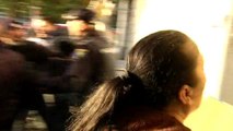 Cargas policiales en los juzgados de Sevilla durante la declaración de los tres acusados de matar a Sandra Capitán, su hija y su pareja