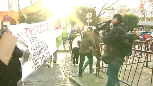 Los acusados de la muerte de Sandra y Lucía llegan a los juzgados de Sevilla entre gritos de asesinos
