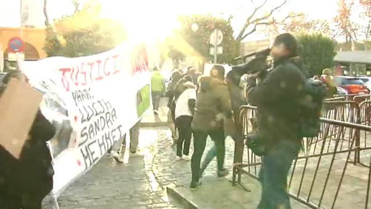 Los acusados de la muerte de Sandra y Lucía llegan a los juzgados de Sevilla entre gritos de "asesinos"