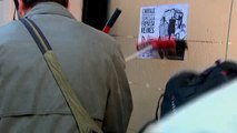 Medio centenar de personas participan en una acción vecinal en Barcelona contra la especulación inmobiliaria