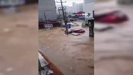 - Çin'de Sel Suları Araçları Sürükledi