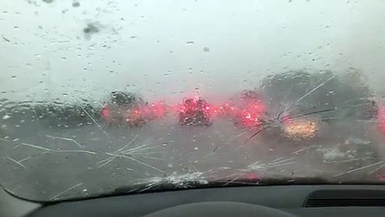 Modena, la grandinata in autostrada danneggia auto e parabrezza