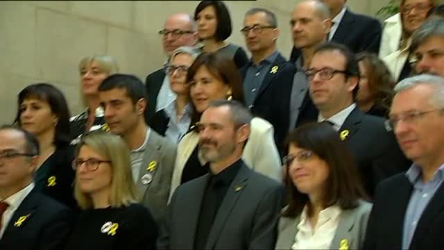 Lazos amarillos en los escaños de los ausentes