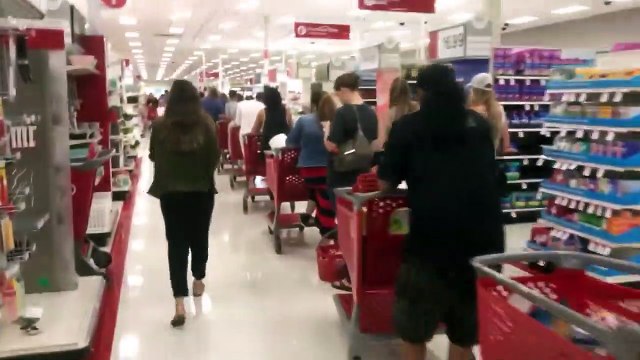 Longue file d'attente aux caisses d'un supermaché