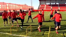 Un grupo de Biris se presenta en el entrenamiento del Sevilla tras la derrota en Mendizorraza