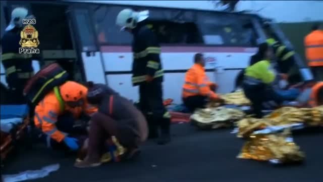 Mueren tres personas al chocar un turismo contra un autobús en República Checa