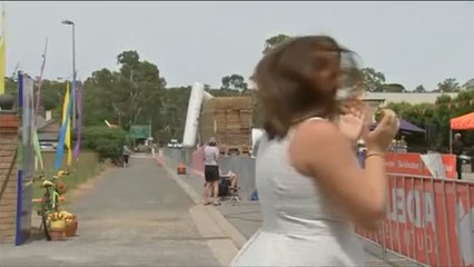 Un camión se lleva por delante la meta en una carrera ciclista en Australia