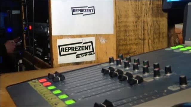 El príncipe Harry y Meghan Markle causan furor en su visita a una radio para jóvenes en Londres