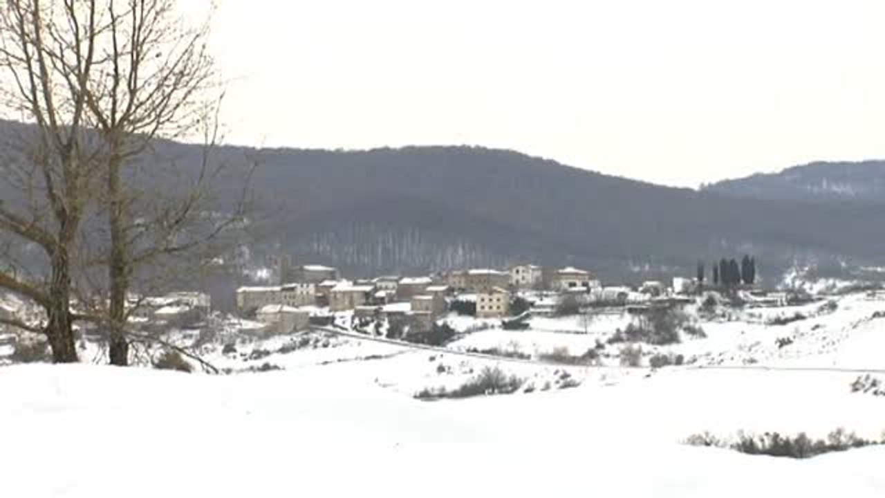 Así hacen su vida los vecinos de Contrasta, un pueblo alavés incomunicado por las nevadas