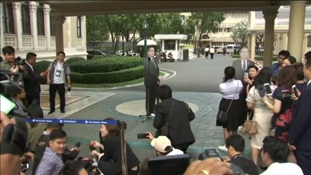 El primer ministro de Tailandia evita las preguntas de los periodistas con un doble de cartón