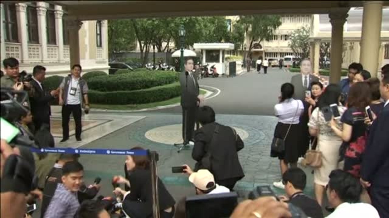 El primer ministro de Tailandia evita las preguntas de los periodistas con un doble de cartón