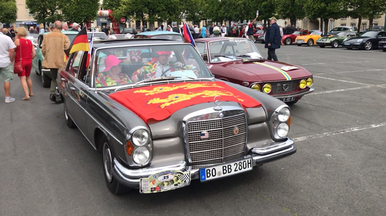 Le 14 e Tour de Normandie des voitures anciennes