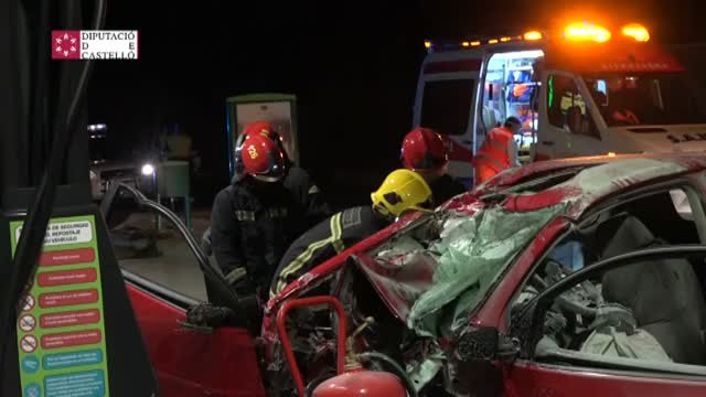 Así fue la intervención de los Bomberos de Castellón del coche empotrado contra una gasolinera