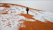 Las dunas del desierto del Sáhara se tiñen de blanco