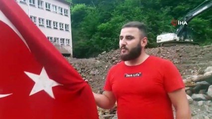 Trabzon'da Çamlıktepeli gençlerin Türk bayrağına saygısı duygulandırdı