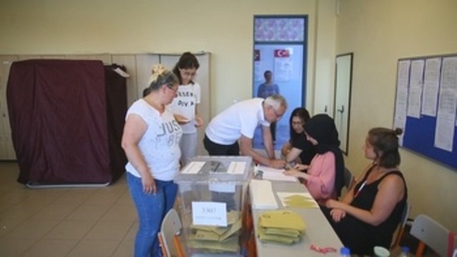 Abren los colegios electorales para los comicios municipales de Estambul