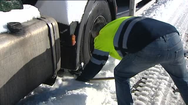 Todavía quedan coches y camiones atrapados en la nieve