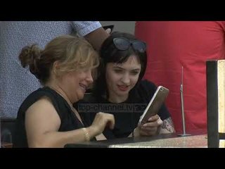 Të përkulur mbi smartfone, studimi: Pasoja te të rinjtë, u sjell deformim të kafkës