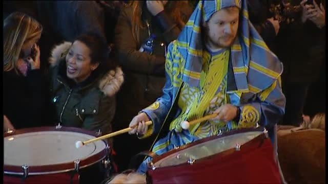 Los pajes de Alcoy suben a los balcones para entregar los regalos de Reyes
