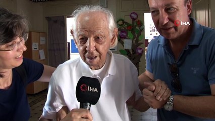 96 yaşındaki emekli albay, bastonu ile oy kullanmaya gitti