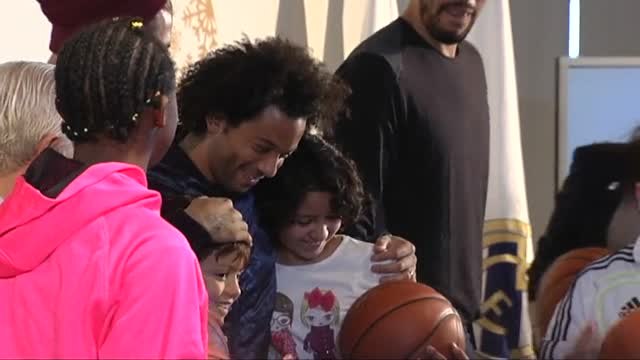 El palco de honor del Real Madrid se llena de regalos para niños en situación desfavorable