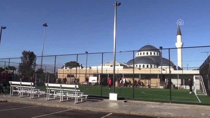 Avustralya'da gençler için cami bahçesine halı saha yapıldı