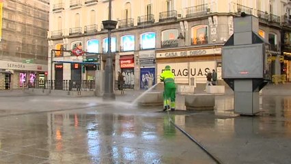El Ayuntamiento de Madrid activa un operativo especial de limpieza en la Puerta del Sol