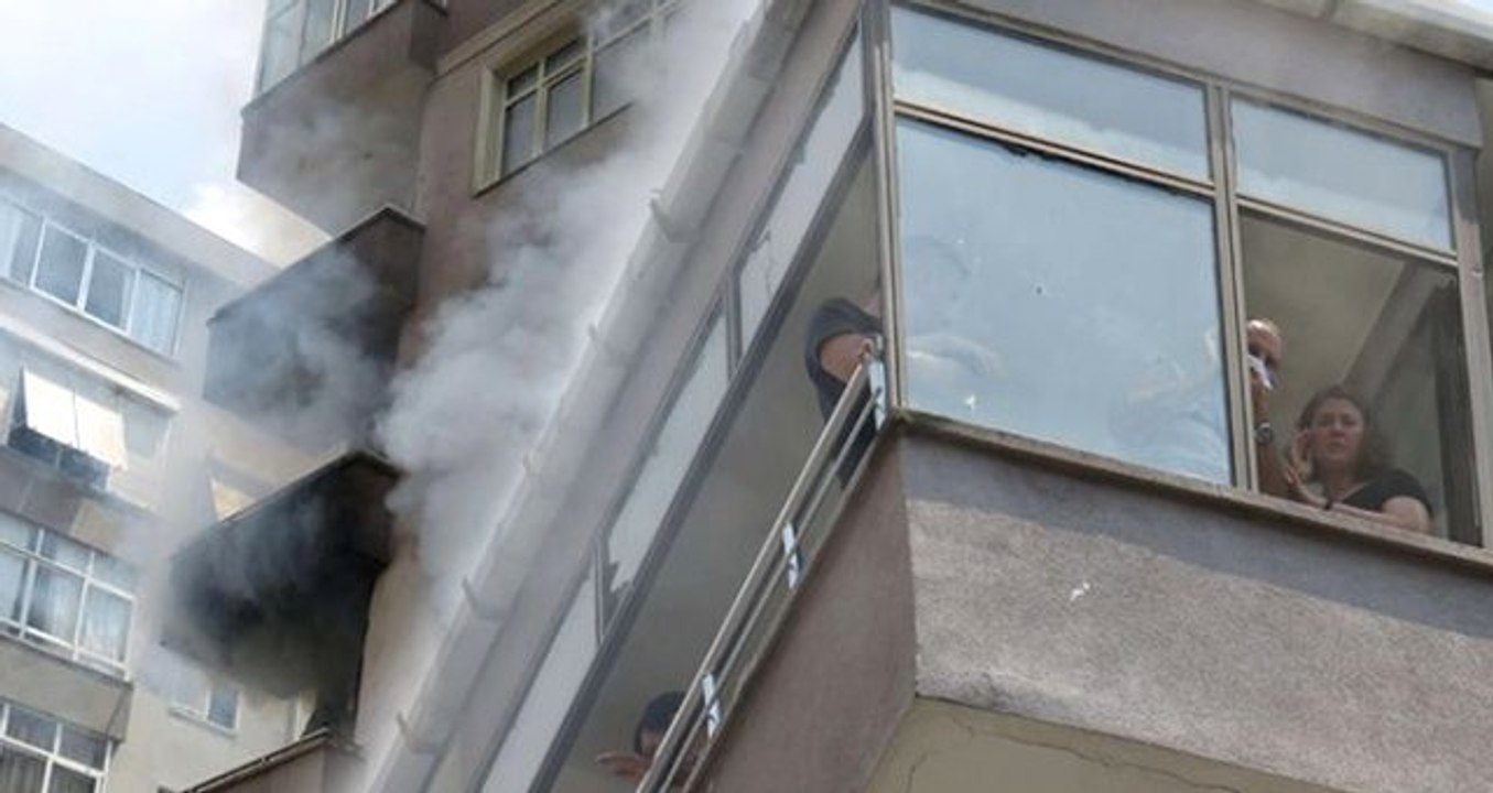 Kadıköy'de yangın: Anne baba öldü, engelli oğulları kurtarıldı