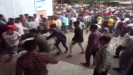 DHA DIŞ- Hindistan'da pazar çadırı çöktü 14 ölü