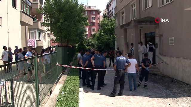 Kadıköy’de hayatını kaybeden çiftin akrabaları cenaze aracının başında gözyaşlarına boğuldu