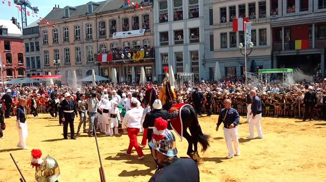 Ducasse de Mons.Le petit dragon a été tué comme le grand.Video Éric Ghislain