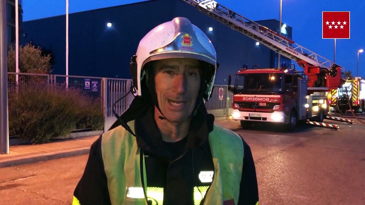 Los bomberos siguen rematando un incendio industrial en Madrid