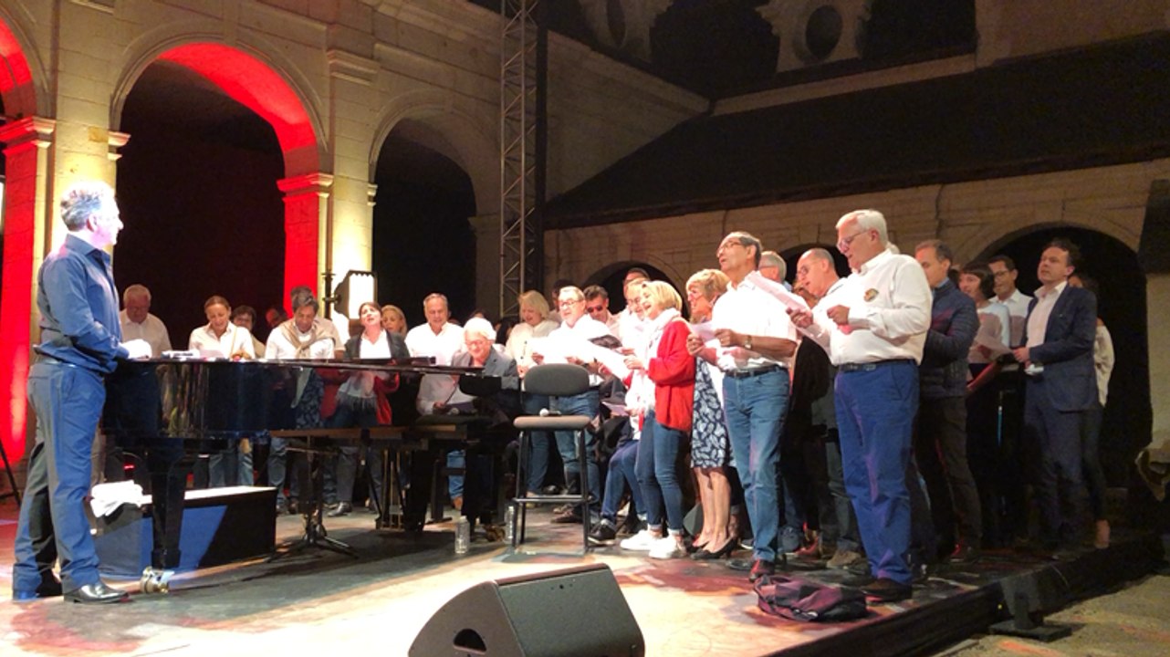 Nicolas Briançon salué par les équipes du Festival d'Anjou