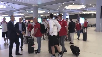 Şampiyon voleybolcular yurda döndü