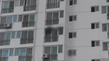 부산 아파트 6층 화재...주민 30여 명 대피 / YTN