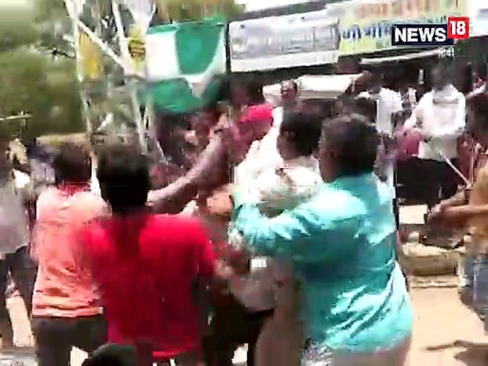 फेसबुक पोस्ट को लेकर बीच सड़क आपस में भिड़ गए कांग्रेसी