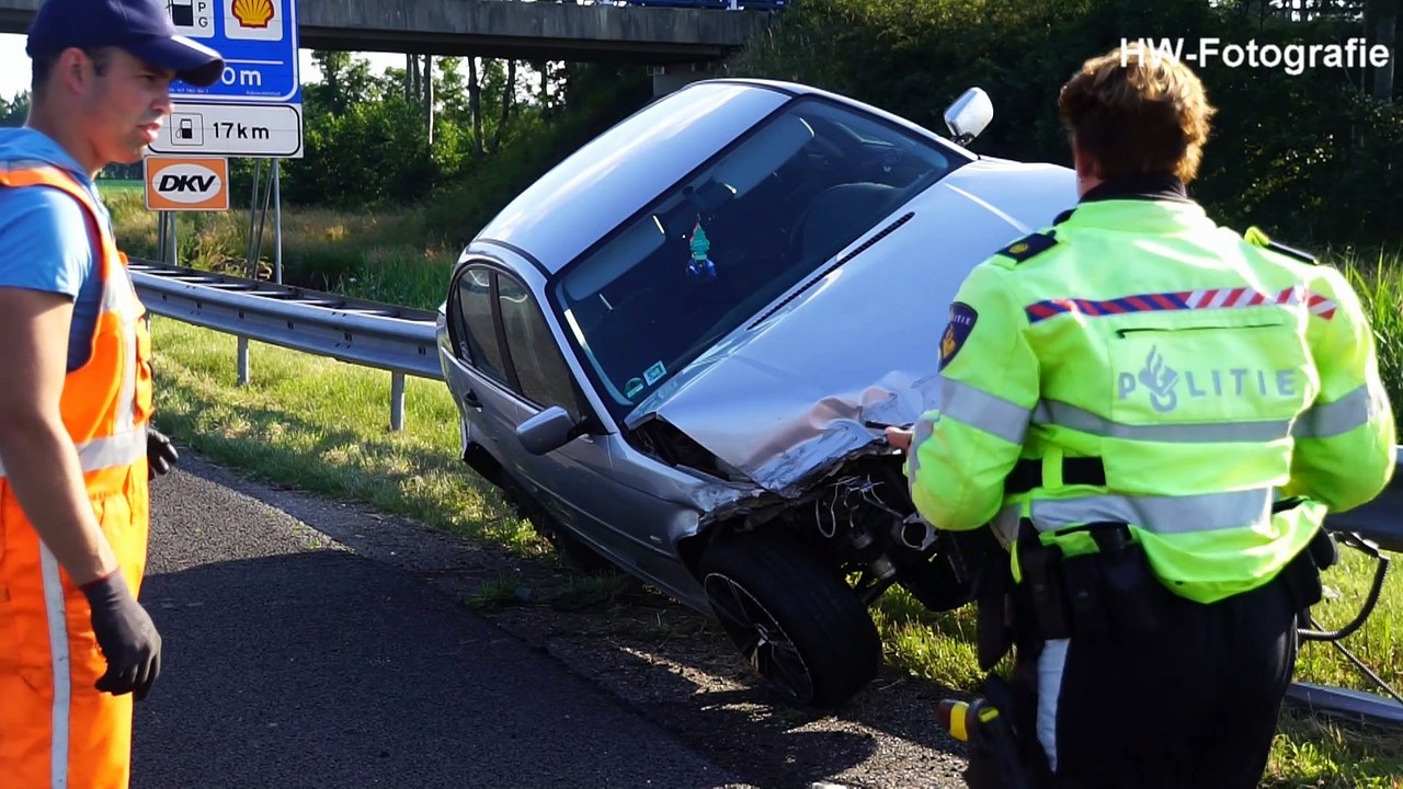 Auto belandt op vangrail na eenzijdig ongeval op A28