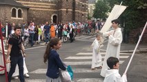 La procession du Saint-Sacrement pour la Fête-Dieu revient dans les paroisses