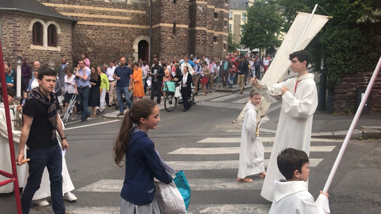 La procession du Saint-Sacrement pour la Fête-D...