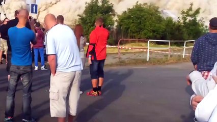 Ils assistent à une démolition et passent tout pret du drame... Chanceux