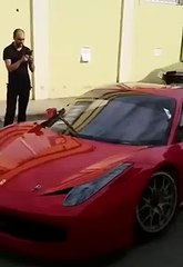 Le conducteur de cette Ferrari se fait arracher la portière... Pas de chance