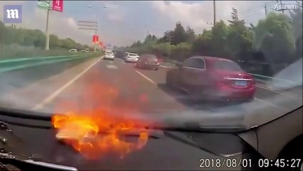 Le smartphone de ce conducteur explose en pleine route... Terrifiant