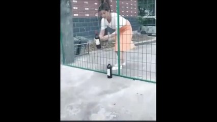 Elle ne pourra jamais boire sa bouteille de vin... Dommage