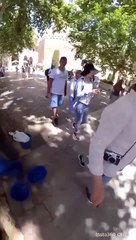 Ce touriste surprend des pickpockets qui volent sa femme !